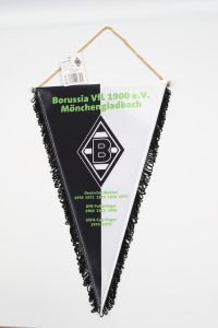 Wimpel von Borussia VfL 1900 e.V. Mönchengladbach mit Vereinsinformationen und Meisterjahren.