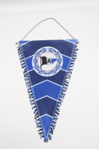 Blauer Ligawimpel mit einer Flagge und einer dekorativen Fransenkante.