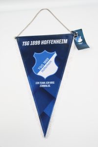 Wimpel der TSG 1899 Hoffenheim mit blauer und weißer Farbgestaltung und Fransen.
