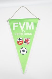 Grüner Ligawimpel mit Aufschrift FVM und Wappen des EV Kreis Bonn sowie einem Fußballmotiv.