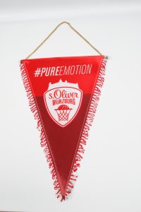 Roter Wimpel mit dem Logo von s.Oliver Würzburg und dem Hashtag #PUREEMOTION.