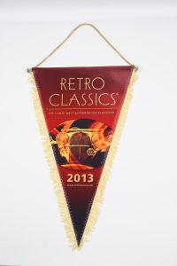 Wimpel mit dem Schriftzug 'Retro Classics' und einem klassischen Auto auf rotem Hintergrund.