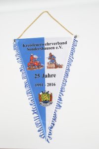 Wimpel des Kreisfeuerwehrverbands Sondershausen mit blauen und weißen Farben und goldenen Fransen.