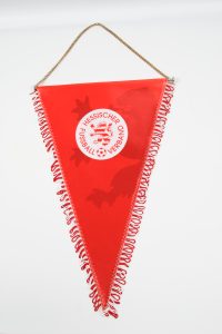 Roter Wimpel des Hessischen Fußballverbands mit weißen Schriftzug und Fransen.