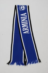 Blauer Schal mit der Aufschrift 'Arminia' in weißer Schrift und schwarzen Fransen.