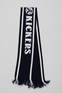 Schwarz-weißer Schal mit dem Schriftzug 'KICKERS' und einem Logo auf der Oberseite.