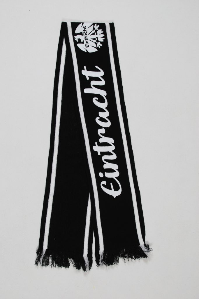 Schwarz-weißer Schal mit dem Schriftzug 'Eintracht' und einem Logo von Eintracht Frankfurt.