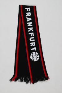 Schwarzer Schal mit rotem Rand und dem Schriftzug 'FRANKFURT' sowie einem Logo.