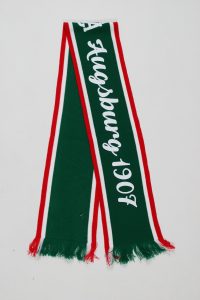 Retro Schal in den Farben Grün, Weiß und Rot mit der Aufschrift Augsburg 1907.