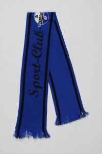 Blauer Schal mit der Aufschrift 'Sport-Club' und Fransen am Ende.