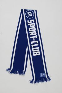 Blauer Schal mit der Aufschrift 'SPORT-CLUB' und weißen Streifen an den Seiten.