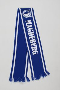 Blauer Schal mit weißen Streifen und dem Schriftzug 'MAGDEBURG' sowie einem Logo.