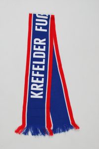 Krefelder Fußballschal in Blau und Rot mit weißen Buchstaben.