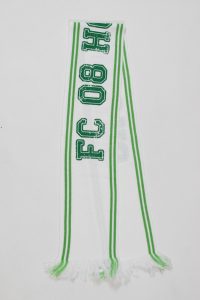 Ein weißer Schal mit grünen Streifen und der Aufschrift 'FC 08 Hohenberg'.