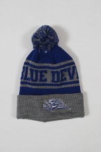 Blau-graue Mütze mit einem Bommel und dem Schriftzug 'Blue Devils' auf der Vorderseite.
