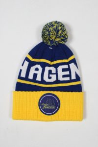 Blau-gelbe Mütze mit einem Pompon und der Aufschrift 'HAGEN' auf der Vorderseite.