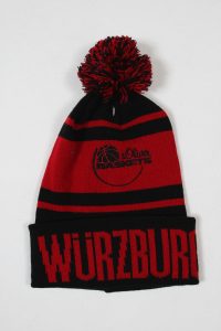 Rote und schwarze gestrickte Mütze mit einem Pompon und der Aufschrift 'Würzburg'.