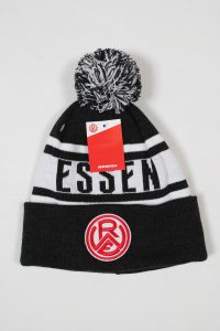Schwarze Mütze mit grauem Pompon und gestreiftem Design, versehen mit einem Logo.