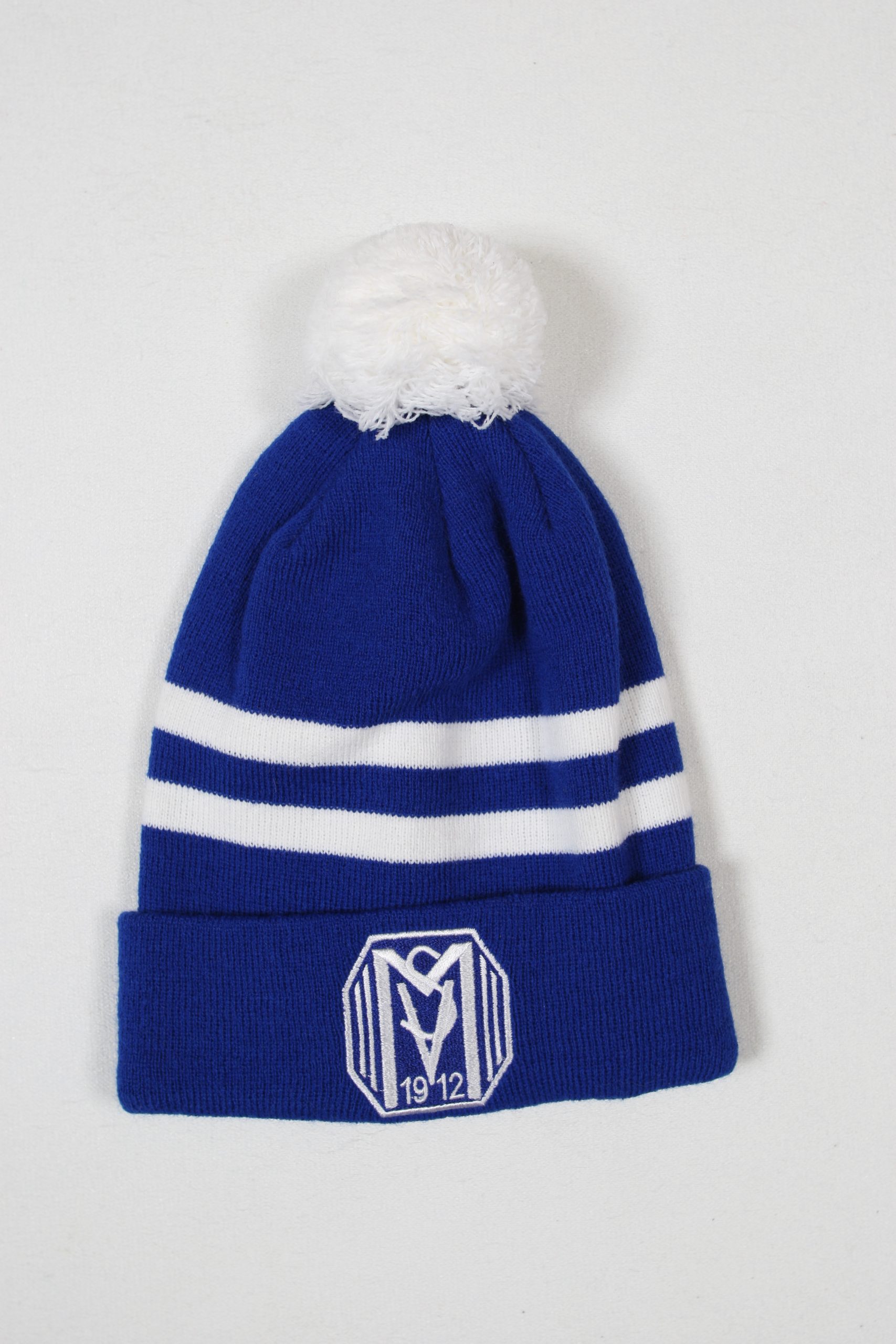 Blaue Mütze mit weißen Streifen und einem weißen Bommel auf der Oberseite.
