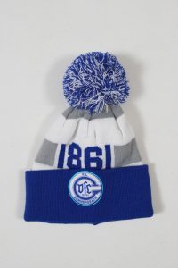 Blau-weiße Mütze mit einem grauen Streifen und einem großen Bommel oben.