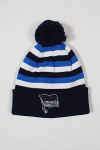 Gestreifte Mütze in Blau und Weiß mit einem Pompon und einem Hertha BSC Logo auf der Vorderseite.