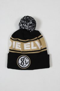 Schwarz-goldene Mütze mit einem Bommel und einem runden Logo auf der Vorderseite.