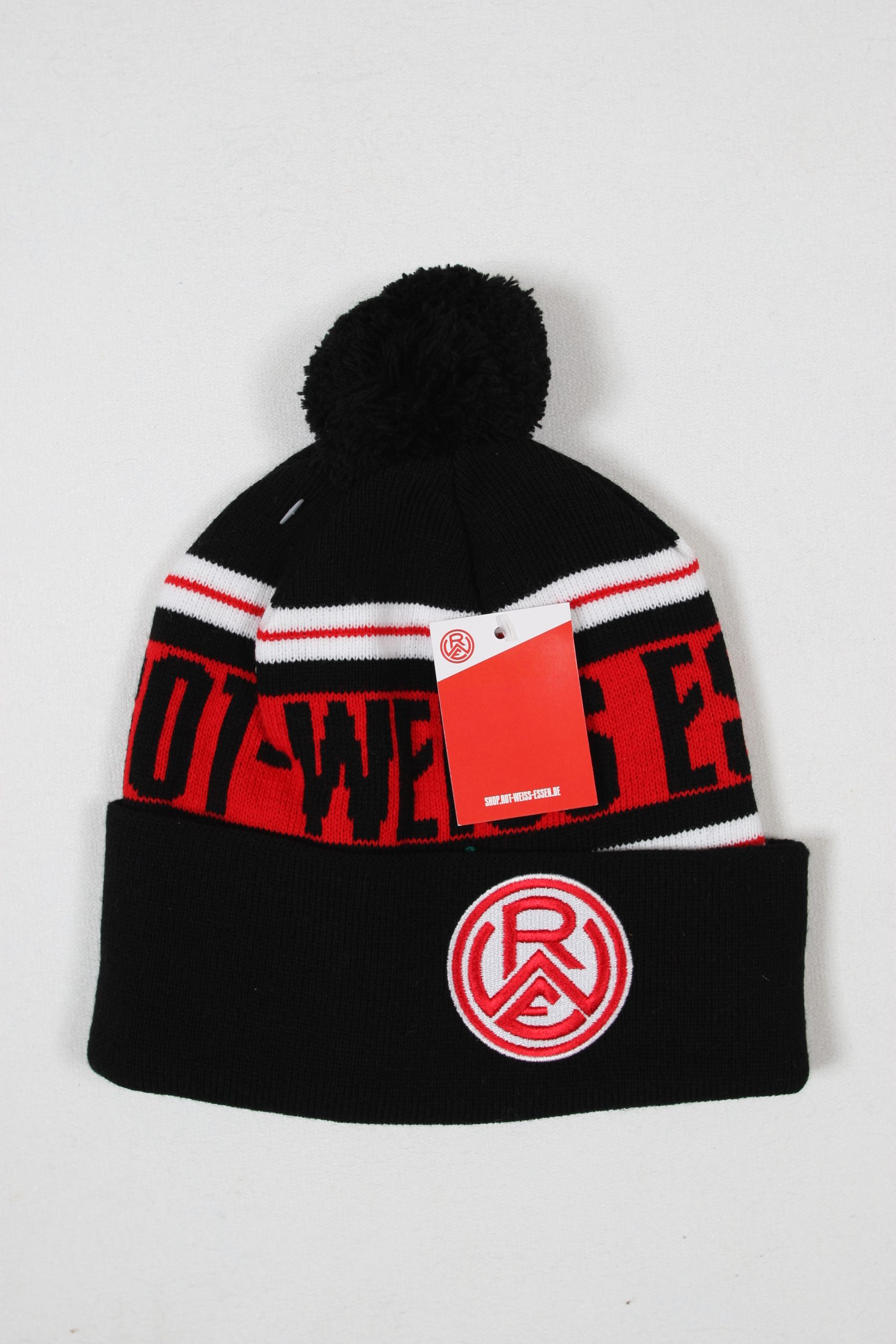 Schwarze und rote Mütze mit einem großen Bommel und einem Logo auf der Vorderseite.