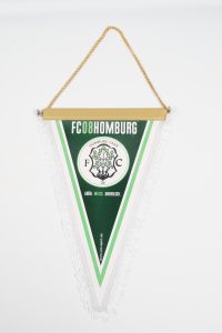 Wimpel des FC 08 Homburg mit grün-weißen Farben und Vereinslogo.