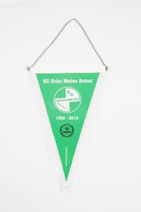 Wimpel des SC Grün Weiss Bokel mit grünem Hintergrund und weißer Fransenborte, Jubiläumsjahr 2019.
