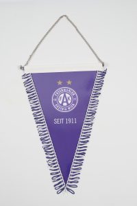 Dreieckiger Wimpel des Fußballklubs Austria Wien mit Logo und Schriftzug seit 1911.