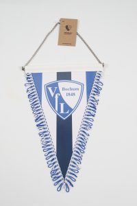 Dreieckiger Wimpel des VfL Bochum 1848 mit blauen und weißen Farben und einer Kette zum Aufhängen.