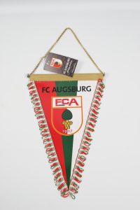 Wimpel des FC Augsburg mit Vereinslogo und Jahr der Gründung 1907.