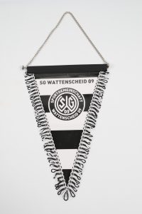 Wimpel der Sportgemeinschaft Wattenscheid 09 mit schwarzem und weißem Design und Kette zur Aufhängung.