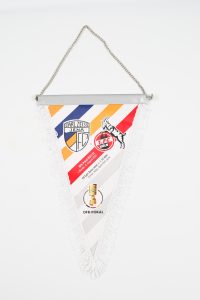 Wimpel mit den Logos von Carl Zeiss Jena und 1. FC Köln sowie dem DFB-Pokal.