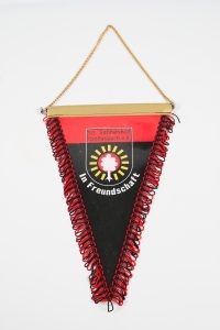 Wimpel der SG Sonnenhof Großaspach mit rotem und schwarzem Design und goldener Kette.