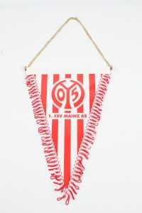 Wimpel des 1. FSV Mainz 05 mit roten und weißen Streifen und Fransen.