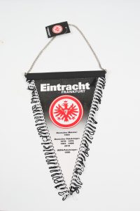 Eintracht Frankfurt Wimpel mit Vereinslogo und Meistertiteln auf schwarzem Hintergrund.