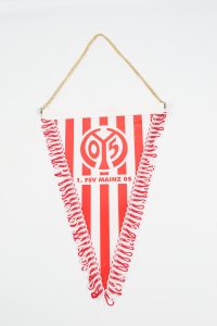 Wimpel des 1. FSV Mainz 05 mit rot-weißen Streifen und Vereinslogo.