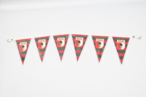 Wimpelkette mit rot-grün gestreiften Fahnen und FCA-Logo in der Mitte.