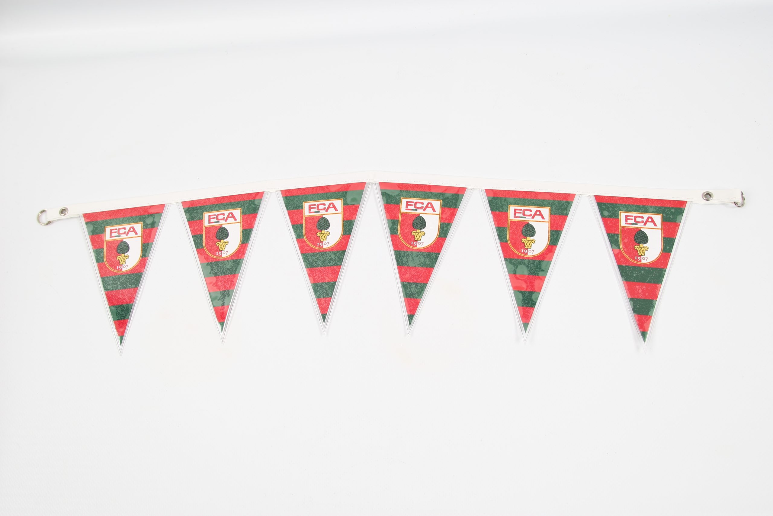 Wimpelkette mit rot-grün gestreiften Fahnen und FCA-Logo in der Mitte.