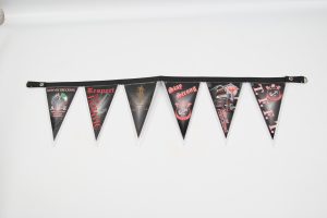 Wimpelkette mit verschiedenen Designs und Aufschriften, die an einer schwarzen Leiste befestigt sind.