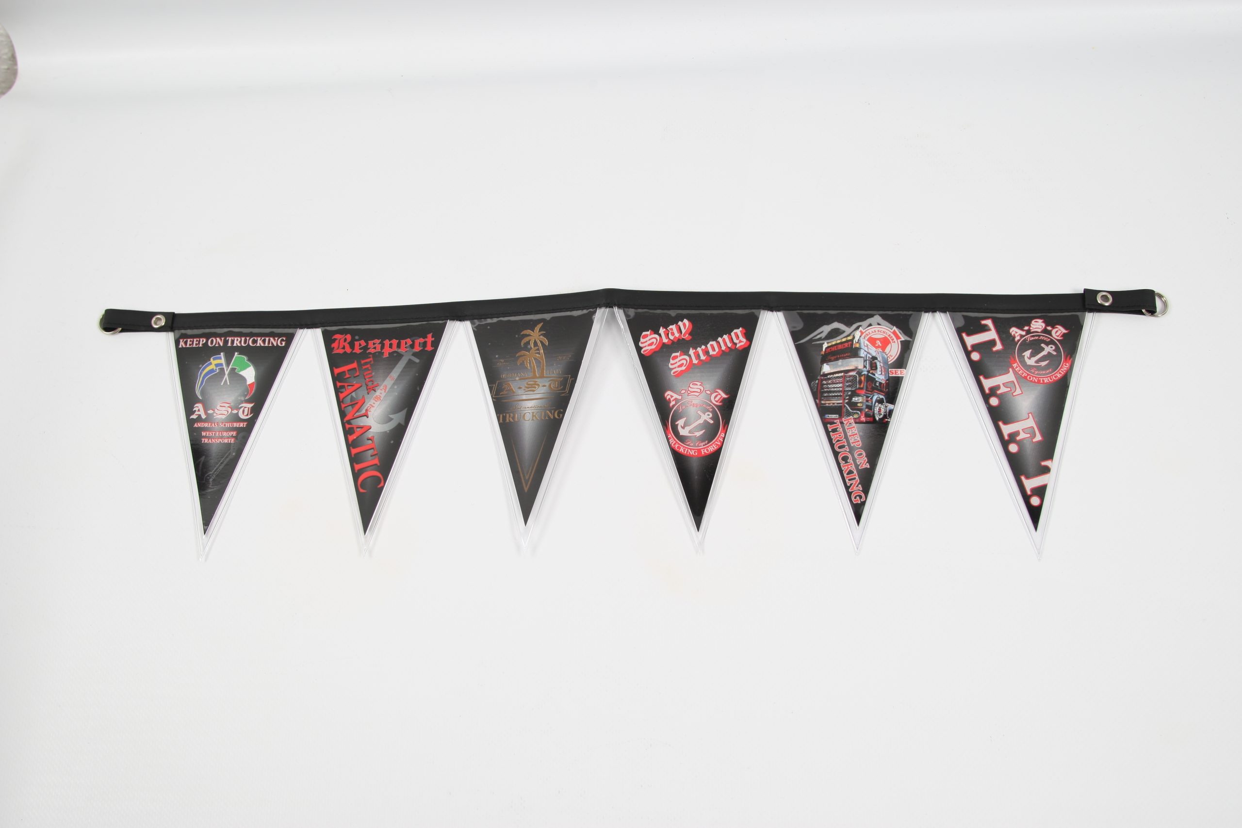 Wimpelkette mit verschiedenen Designs und Aufschriften, die an einer schwarzen Leiste befestigt sind.