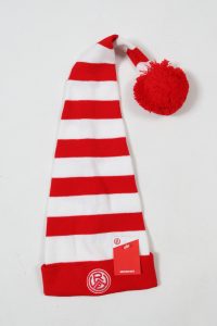 Rote und weiße gestreifte Zipfelmütze mit einem roten Bommel und einem Etikett.