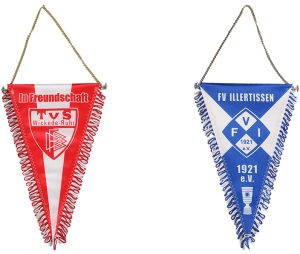 Zwei Vereinswimpel, einer in Rot und Weiß für TVS Wickede-Ruhr, der andere in Blau und Weiß für FV Illertissen.