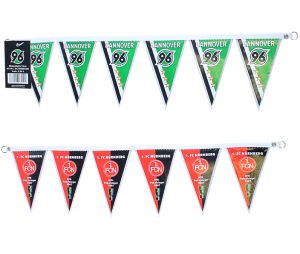 Wimpelketten mit den Logos von Hannover 96 und 1. FC Nürnberg in verschiedenen Farben.