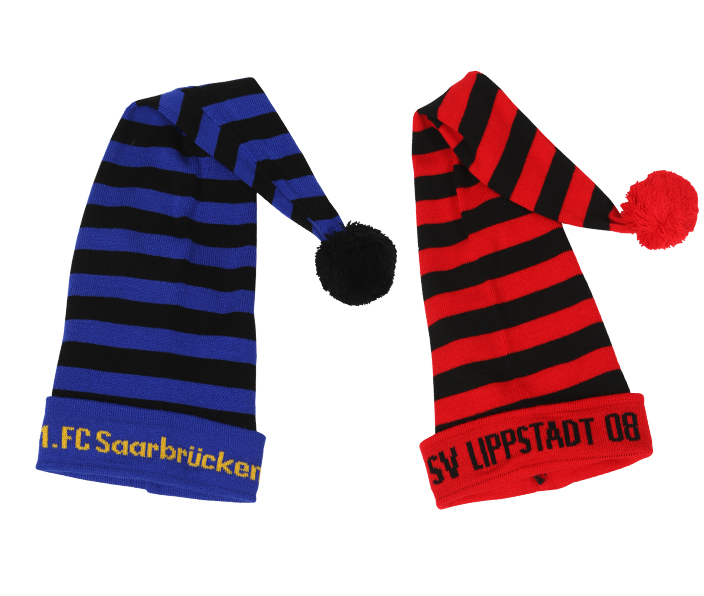 Zwei gestreifte Zipfelmützen in Blau und Rot mit unterschiedlichen Farben und Bommeln.