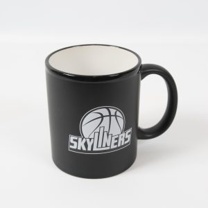 Schwarzer Kaffeebecher mit grauem Skyline-Logo auf der Vorderseite.