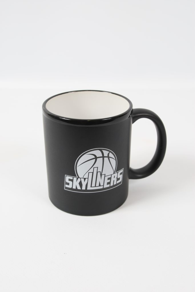Schwarzer Kaffeebecher mit grauem Skyline-Logo auf der Vorderseite.