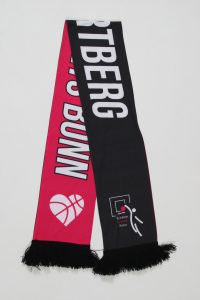 Schwarz-pinker Schal mit Fransen, bedruckt mit Text und Basketballsymbol.