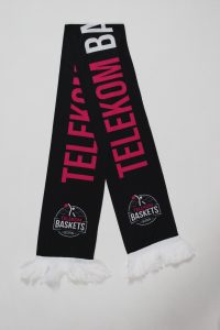 Schwarzer Schal mit pinkem Schriftzug 'TELEKOM BASKETS' und Logo der Telekom Baskets Bonn.